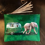 reisender Auftragsmalerei Malerei Kunst München Anja Frackmann Painting Babyelefant mit Wohnwagen auf grüner Handtasche