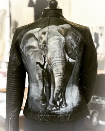 Elefant auf Bikerjacke Auftragsmalerei Malerei Kunst München Anja Frackmann Painting